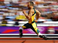 FB体育娱乐-赛道上的绝杀，班凯罗在F1揭幕战中奇才式接管比赛