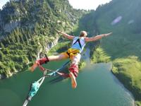 FB体育-英超争冠焦点战与欧冠冷门，墨西哥球队掀翻那不勒斯的双重震撼