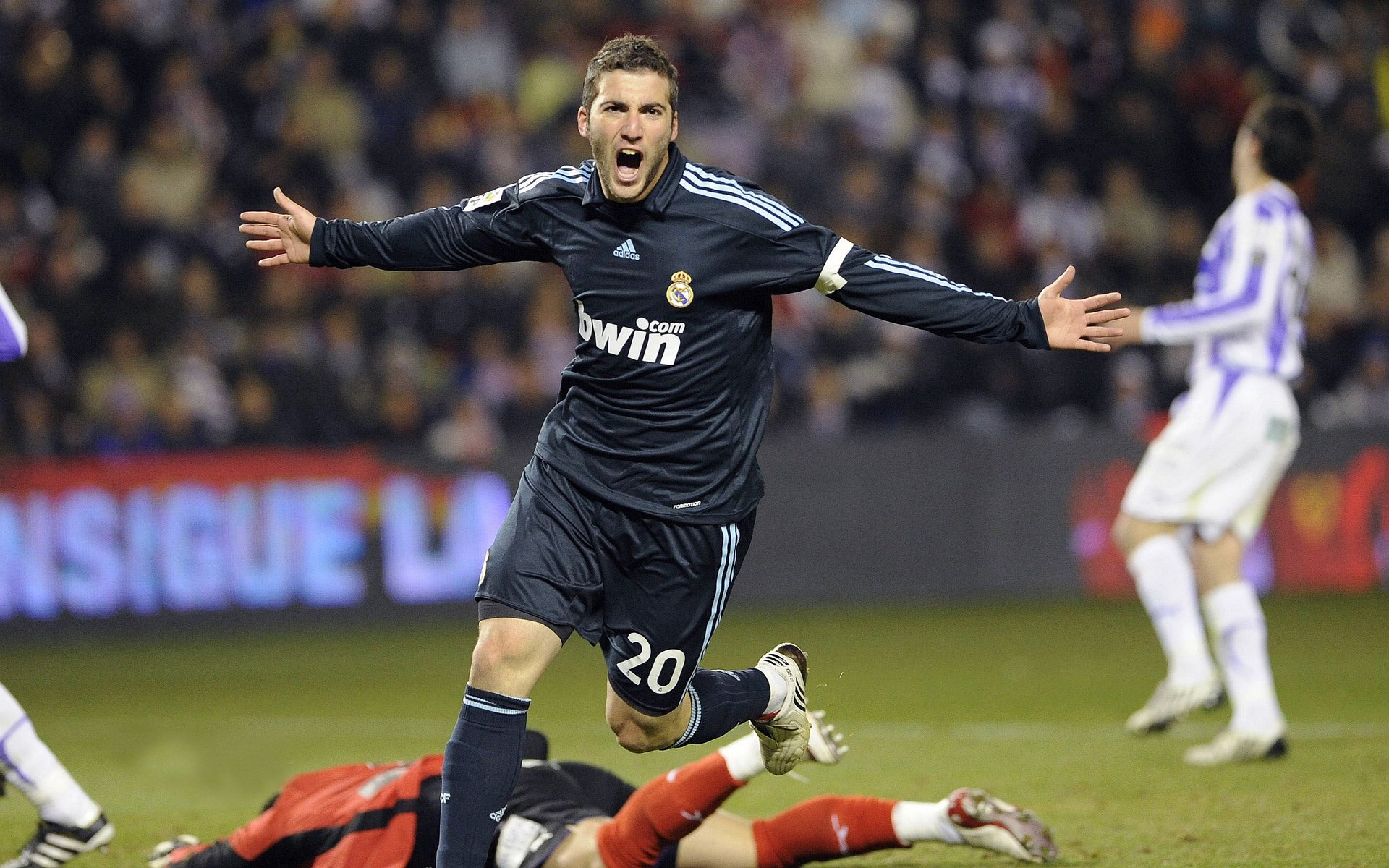 竞技巅峰的镜像，西甲德比与NBA宿敌战的唯一性启示