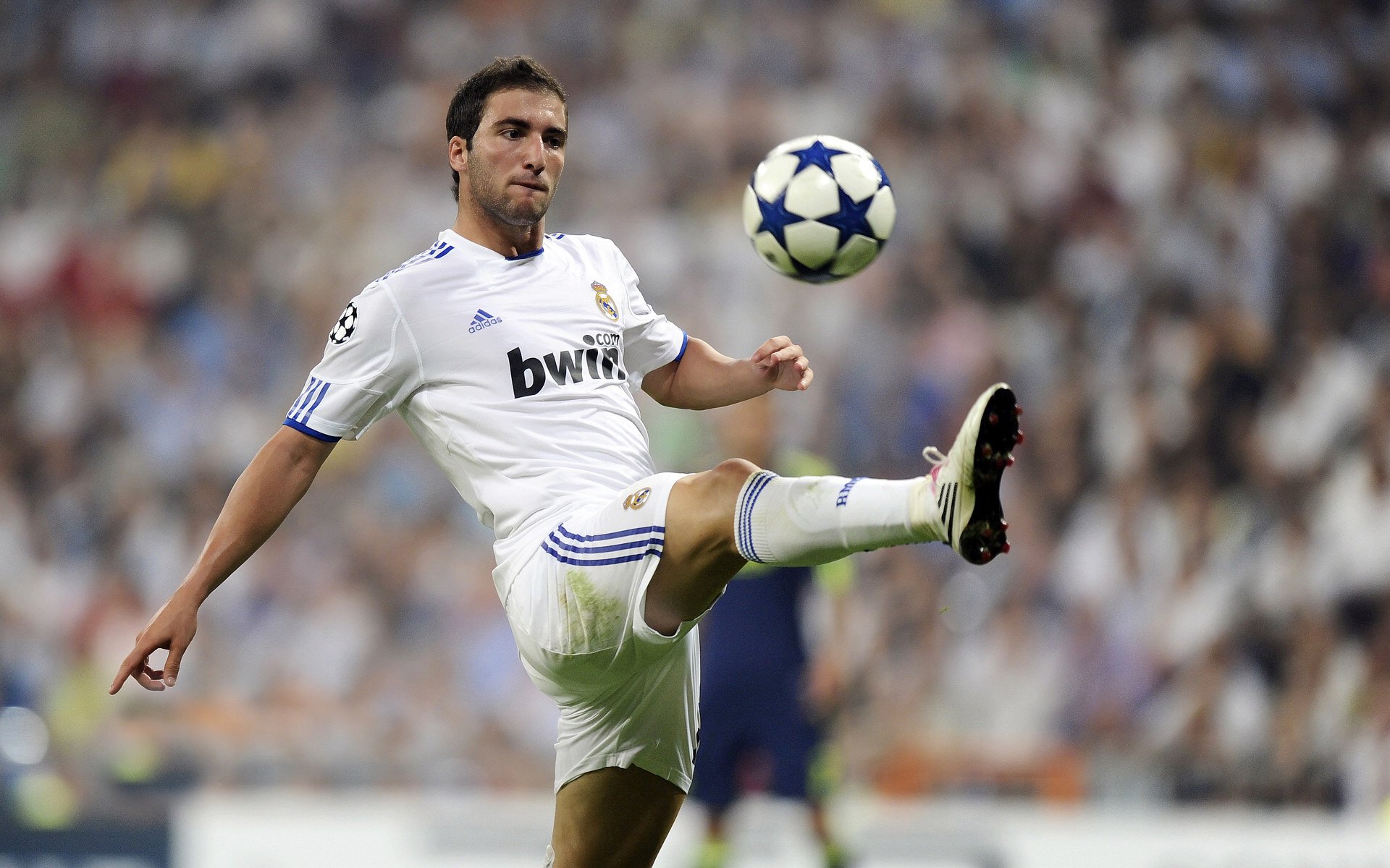 赛道上的绝对主宰,汉密尔顿驾迈凯伦横扫哈斯车队,统治全场